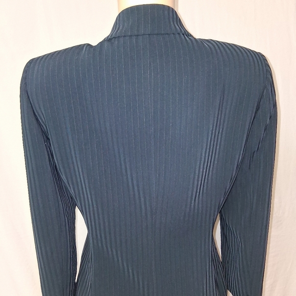 TAHARI elegant Classic Navy Pinstripe Women's Blazer Size 10p - Picture 14 of 16